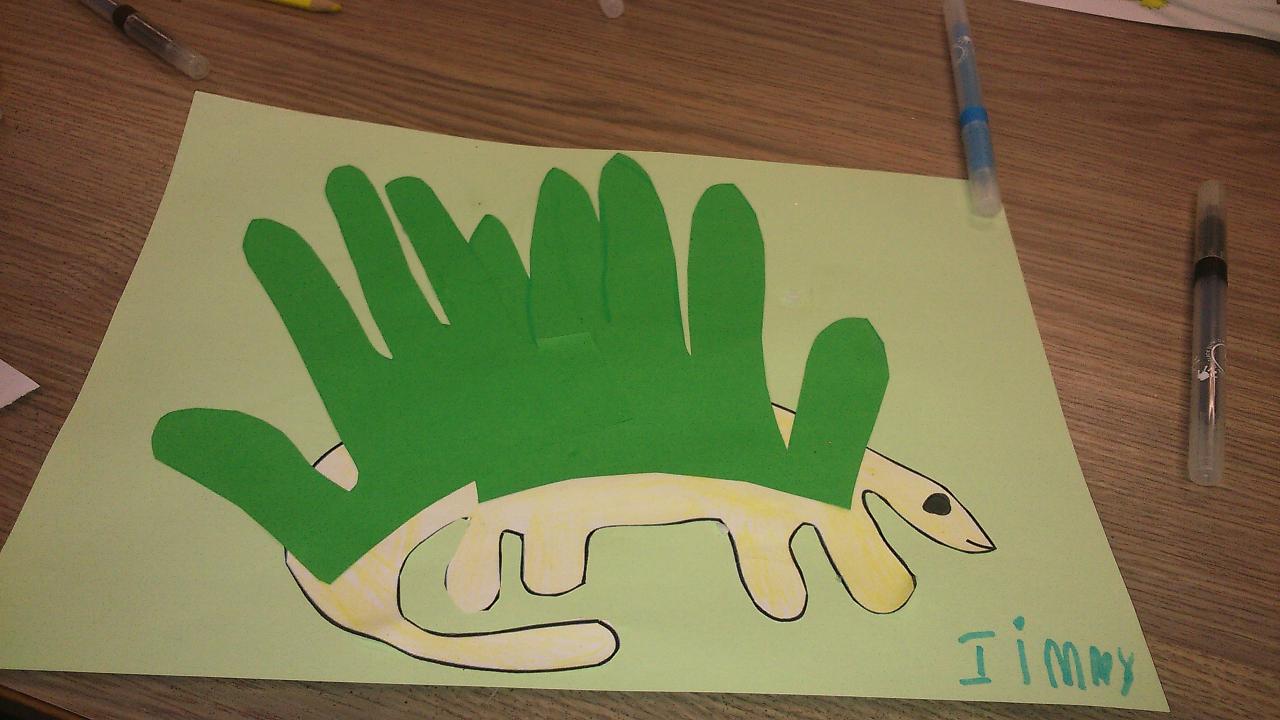 Dinosaure avec les 2 mains